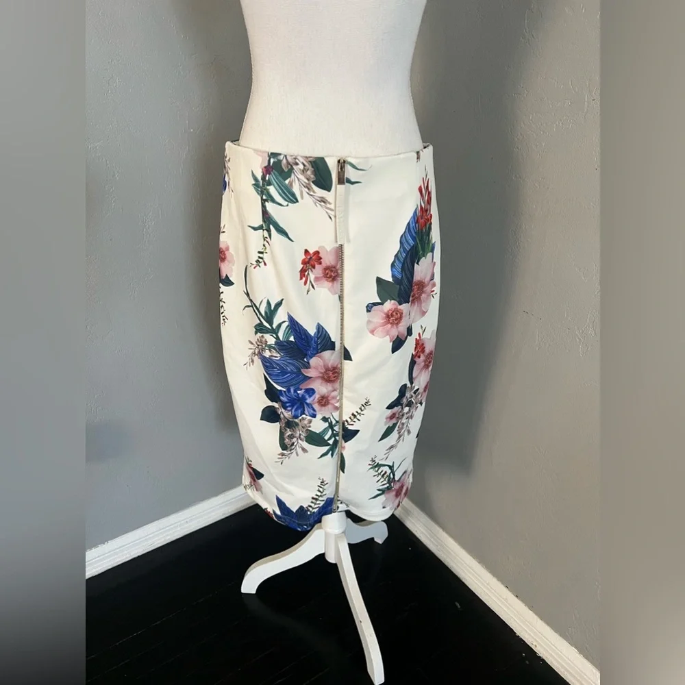 T Tahari Floral Print Slim Skirt In White Bouquet Print size L/G